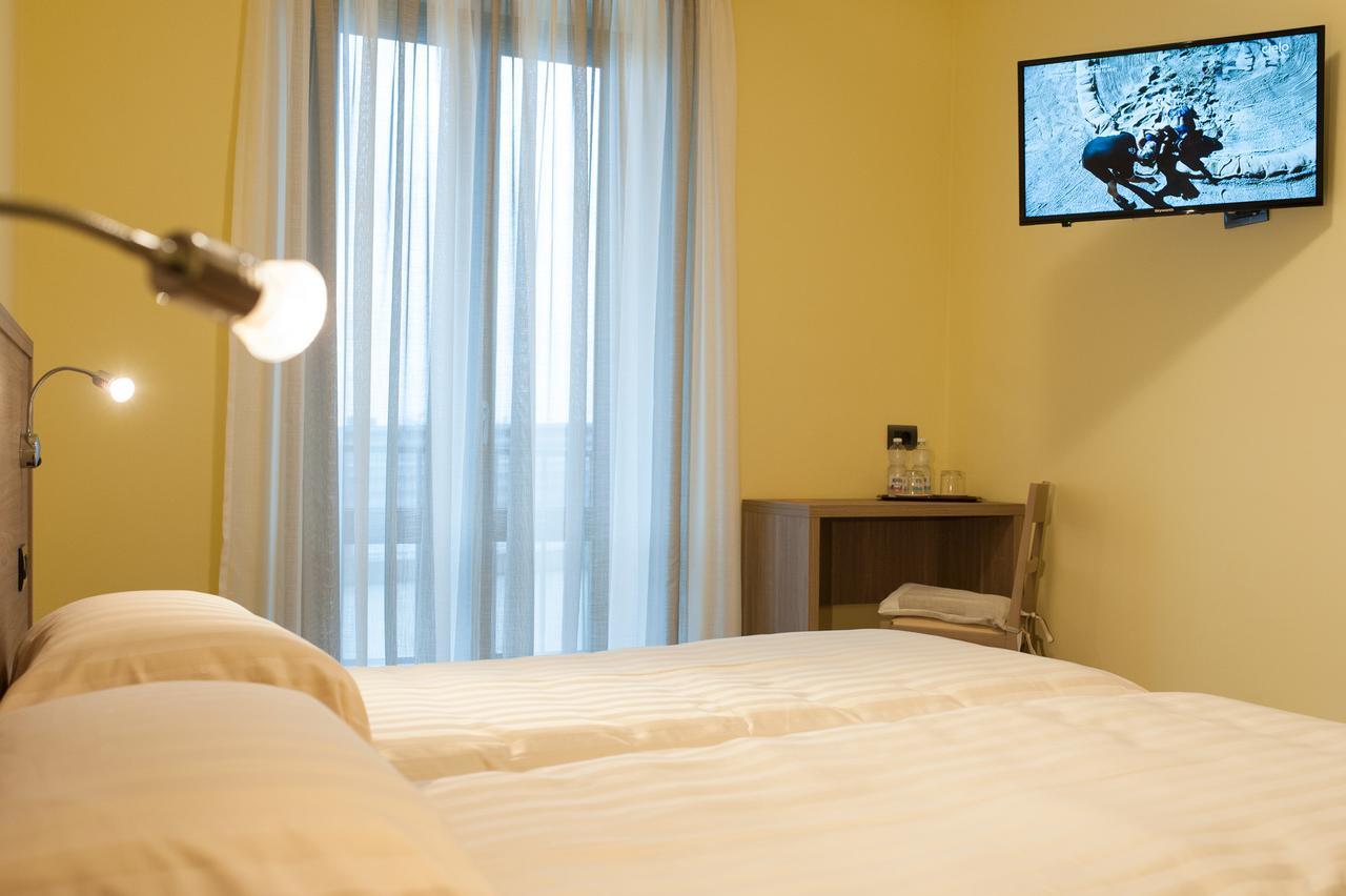 Hotel Ristorante Piccadilly ซานเธีย ภายนอก รูปภาพ